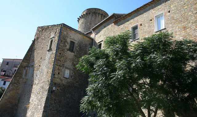 Matera, in vendita il cinquecentesco castello di Cirigliano. Il prezzo? 150mila euro